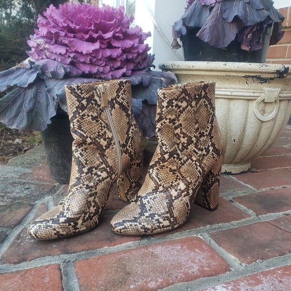 New snake skin print J Renee booties - Picture 1 of 14